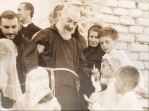 Padre Pio circondato dai ragazzi